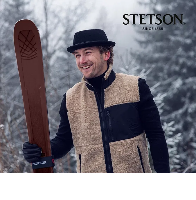 Mann mit Stetson-Hut im Schnee, Teil der Herbst/Winter 2024 Kollektion